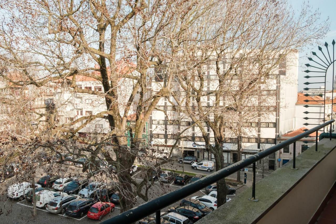 Apartment With Balcony In The Square Porto Exterior photo